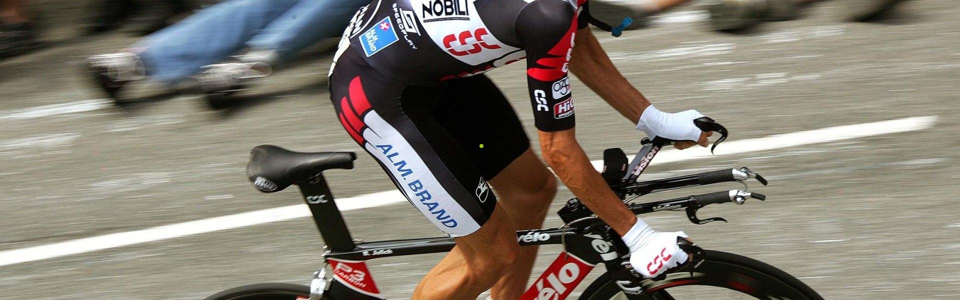 华体会|奥斯汀-里夫斯次节百分百命中率爆发，单节14分引领湖人攻势如潮