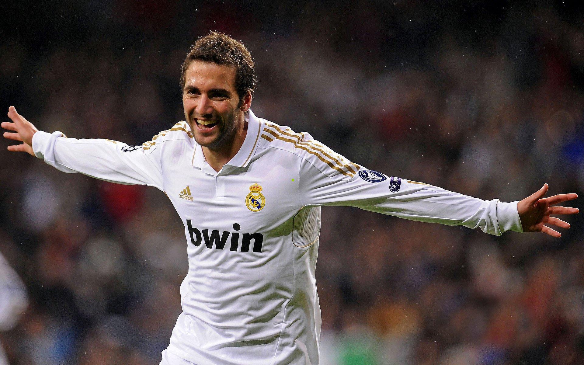 伯纳乌荣耀之夜，克罗斯领取德国骑士十字勋章并深情告白皇马如家